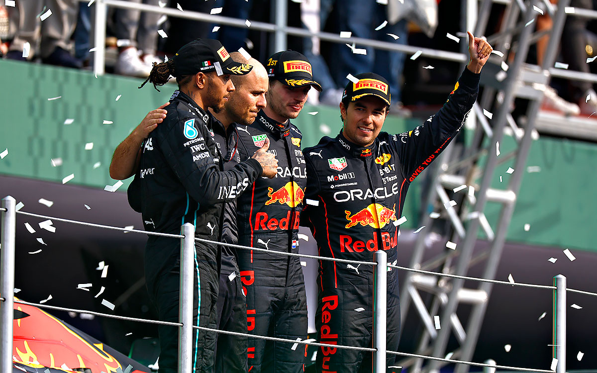 2022年F1墨西哥大奖赛正赛,登上领奖台的汉密尔顿(梅赛德斯)、红牛的兰比亚斯、维斯塔潘与佩雷兹