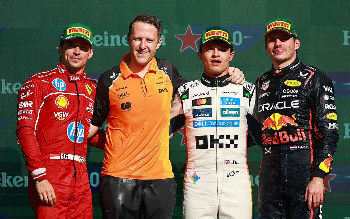 2025年F1墨西哥大奖赛正赛颁奖,冠军诺里斯、亚军勒克莱尔、季军维斯塔潘与迈凯伦性能工程师贾维斯