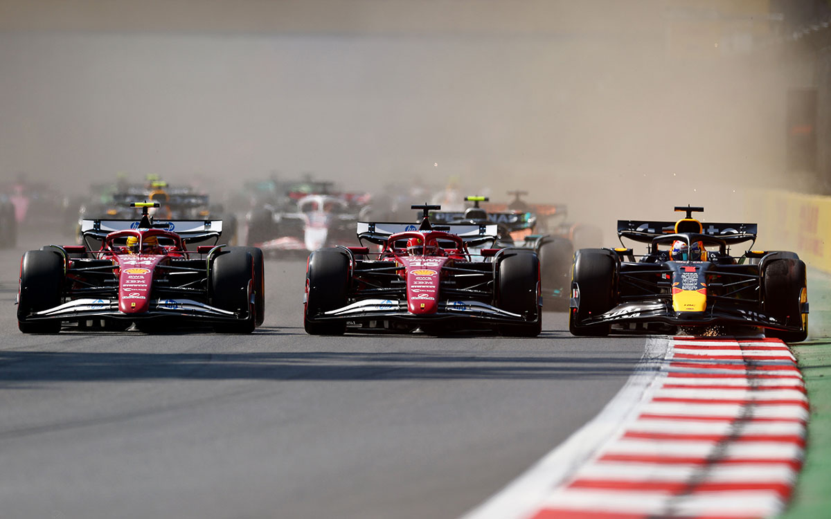 2025年F1墨西哥大奖赛正赛首圈的1号弯,汉密尔顿、勒克莱尔与维斯塔潘并排争夺