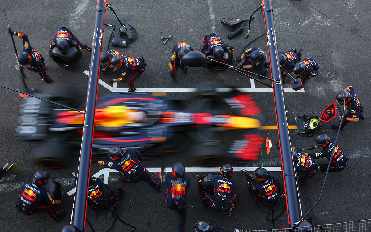 2025年F1墨西哥大奖赛正赛,红牛技师为角田裕毅执行进站作业