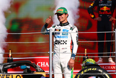 2025年F1墨西哥大奖赛正赛，诺里斯与迈凯伦MCL39一同站在领奖台上
