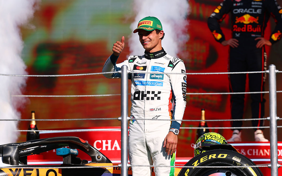 2025年F1墨西哥大奖赛正赛，诺里斯与迈凯伦MCL39一同站在领奖台上