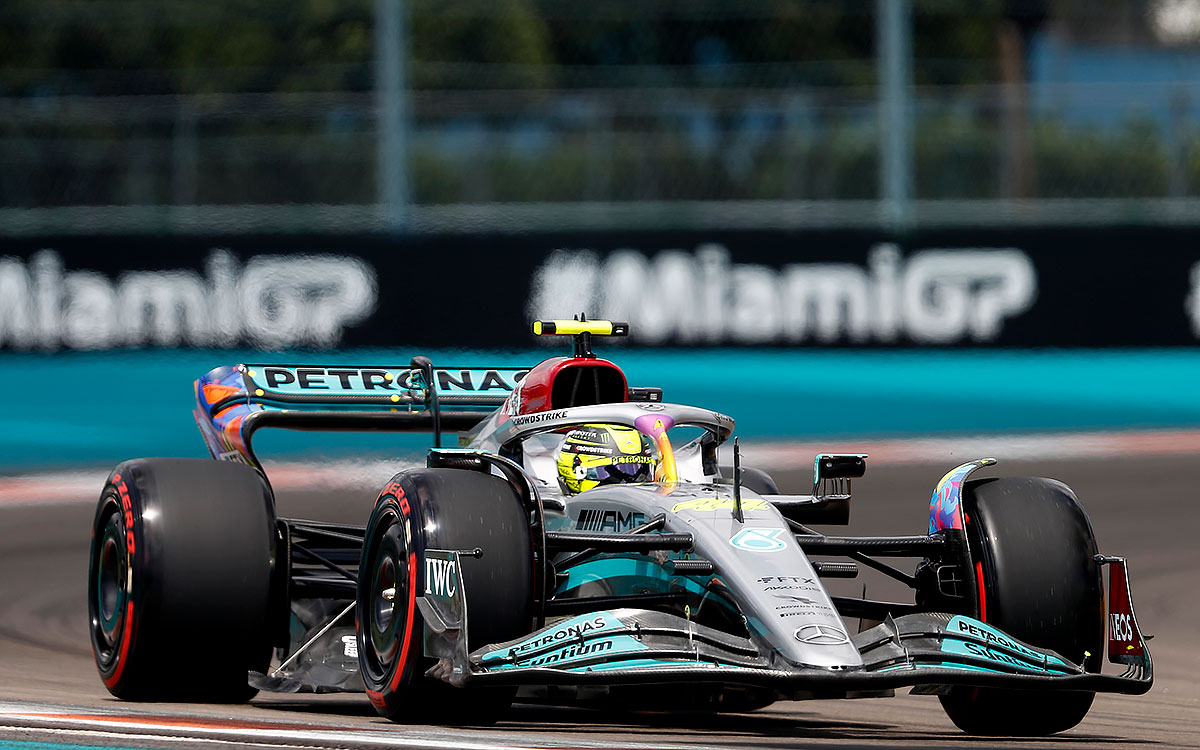 2022年F1迈阿密大奖赛一练,汉密尔顿驾驶梅赛德斯在迈阿密国际赛车场行驶