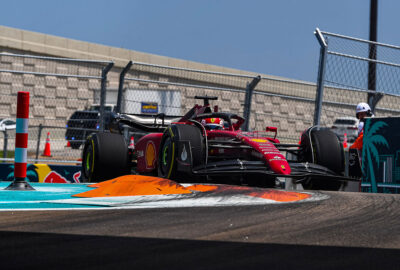 2022年F1迈阿密大奖赛一练，勒克莱尔驾驶法拉利驶过迈阿密国际赛车场14、15号弯