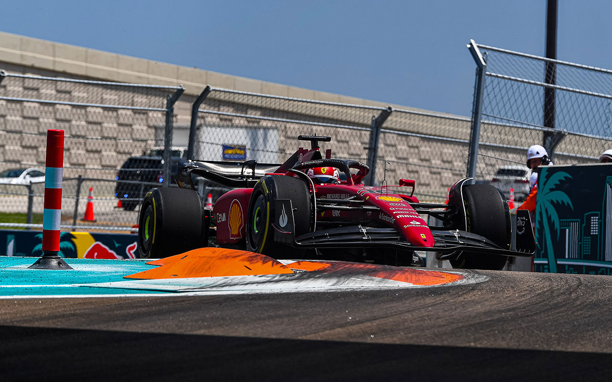2022年F1迈阿密大奖赛一练，勒克莱尔驾驶法拉利驶过迈阿密国际赛车场14、15号弯