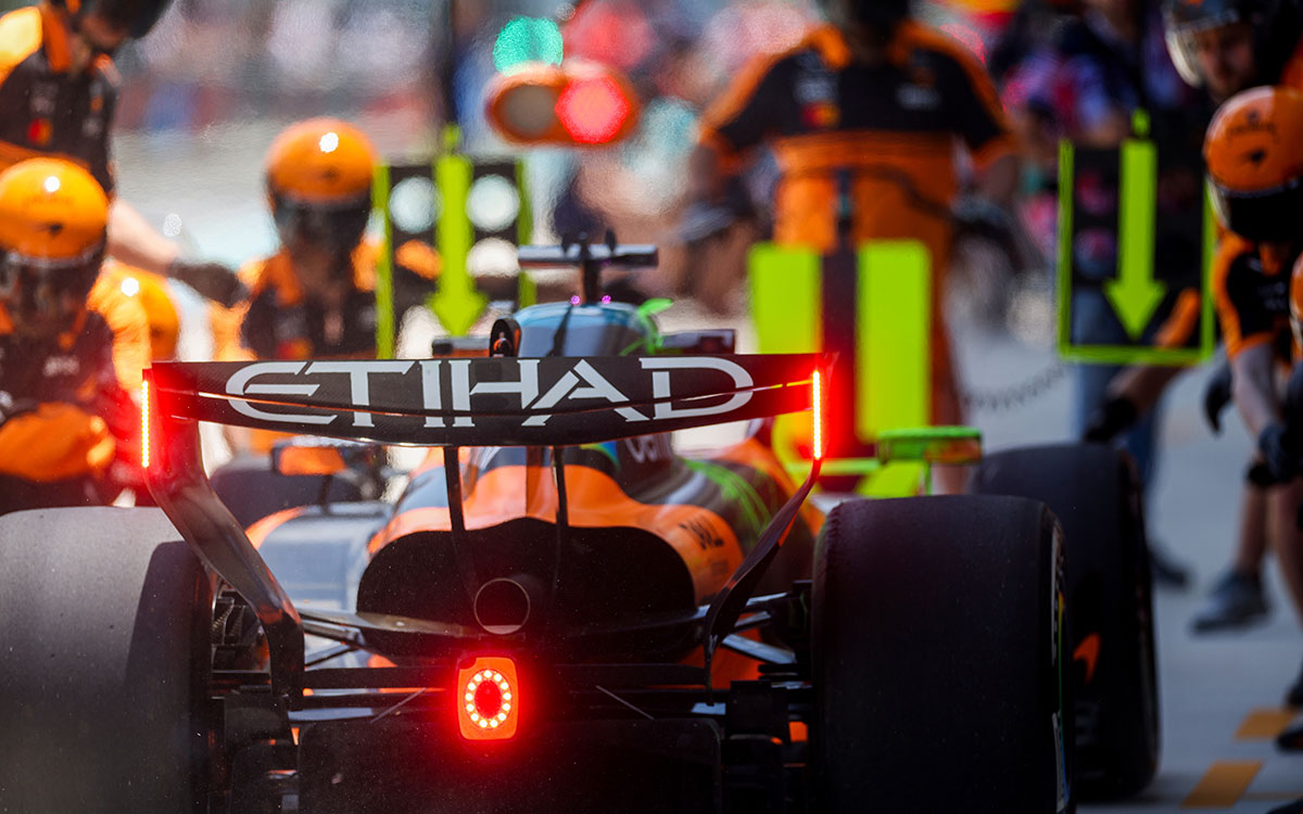 2026年F1迈阿密大奖赛一练,皮亚斯特里的迈凯伦停在维修区被技师们围住