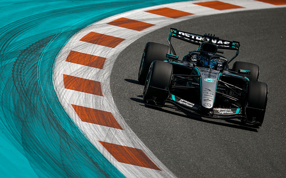 2026年F1迈阿密大奖赛一练,拉塞尔驾驶梅赛德斯驶过绿松石色缓冲区环绕的弯角