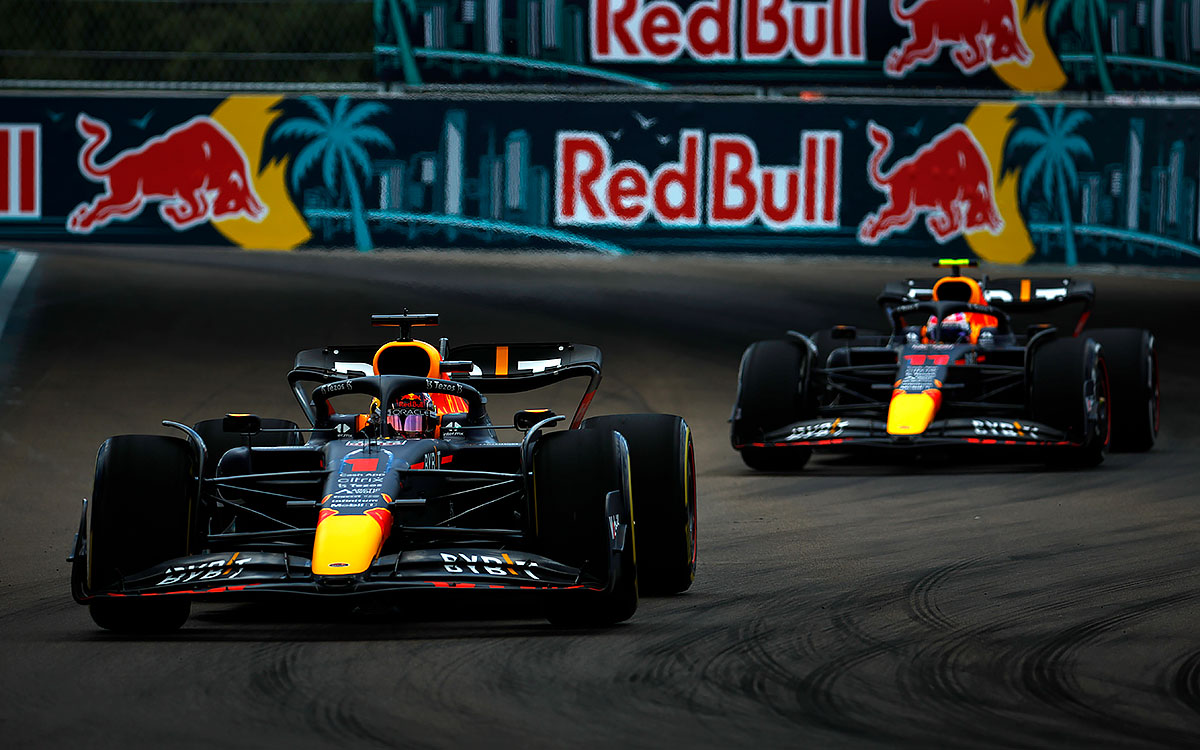 2022年F1迈阿密大奖赛三练，维斯塔潘与佩雷兹的两辆红牛RB18在迈阿密国际赛车场行驶