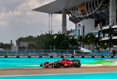 2022年F1迈阿密大奖赛，勒克莱尔驾驶法拉利在迈阿密国际赛车场行驶