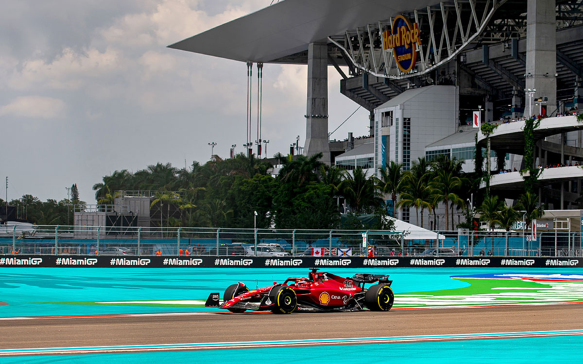 2022年F1迈阿密大奖赛，勒克莱尔驾驶法拉利在迈阿密国际赛车场行驶