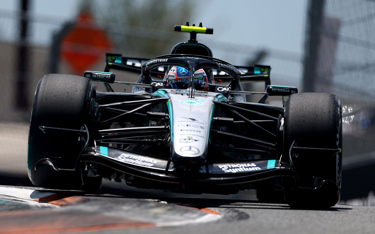2026年F1迈阿密大奖赛一练，安东内利驾驶梅赛德斯压过路肩