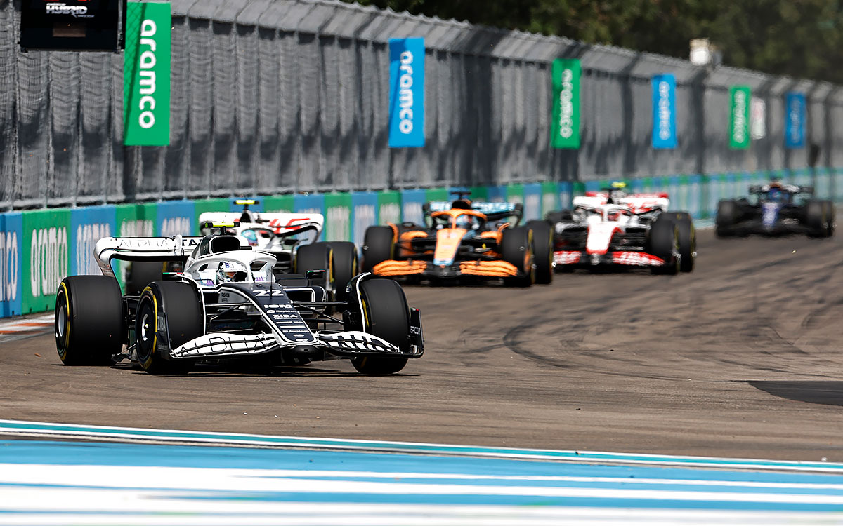 2022年F1迈阿密大奖赛正赛，被后方车手追赶的角田裕毅（红牛二队）
