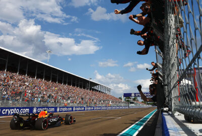 2022年F1迈阿密大奖赛正赛，红牛成员迎接冲线夺冠的维斯塔潘