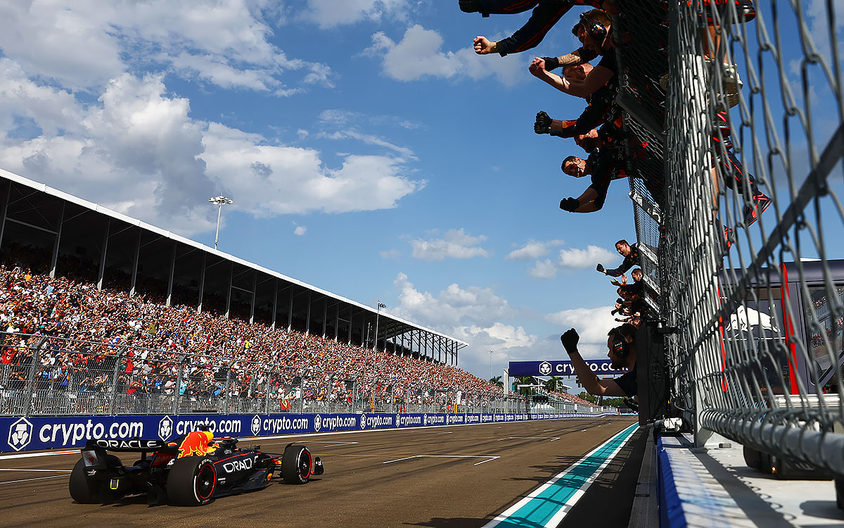2022年F1迈阿密大奖赛正赛，红牛成员迎接冲线夺冠的维斯塔潘