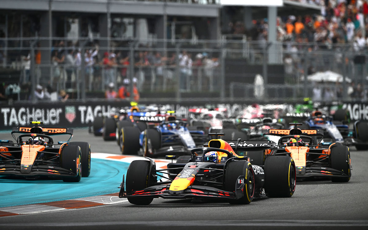 2025年F1迈阿密大奖赛正赛发车,维斯塔潘驾驶红牛RB21领跑迈凯伦双雄