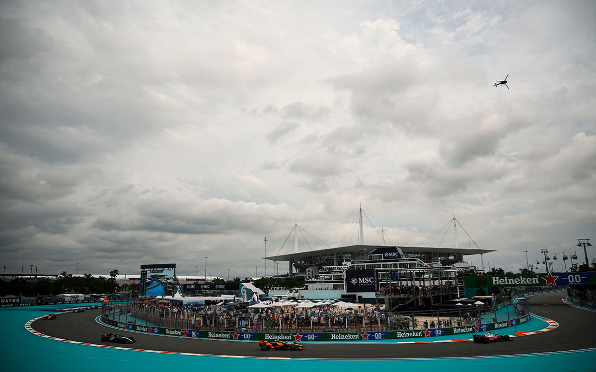 2026年F1迈阿密大奖赛正赛，薄云笼罩下的迈阿密国际赛道