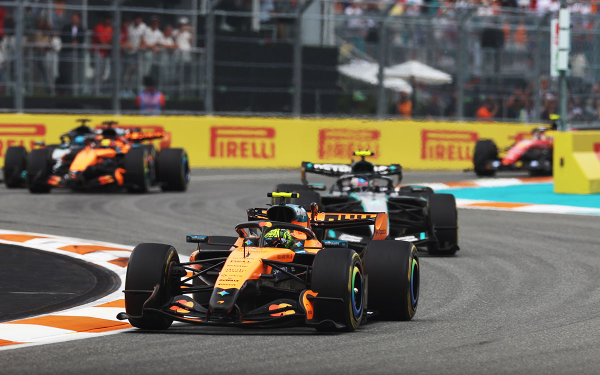 2026年F1迈阿密大奖赛正赛，诺里斯的迈凯伦领先安东内利的梅赛德斯