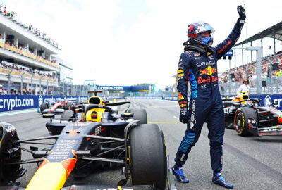 2024年F1迈阿密大奖赛冲刺赛，冠军维斯塔潘冲线后向观众挥手致意