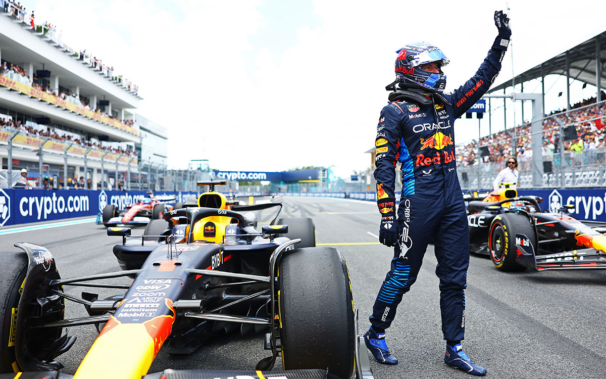 2024年F1迈阿密大奖赛冲刺赛，冠军维斯塔潘冲线后向观众挥手致意