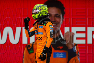 2026年F1迈阿密大奖赛冲刺赛，杆位发车夺冠的诺里斯在检录区握拳庆祝