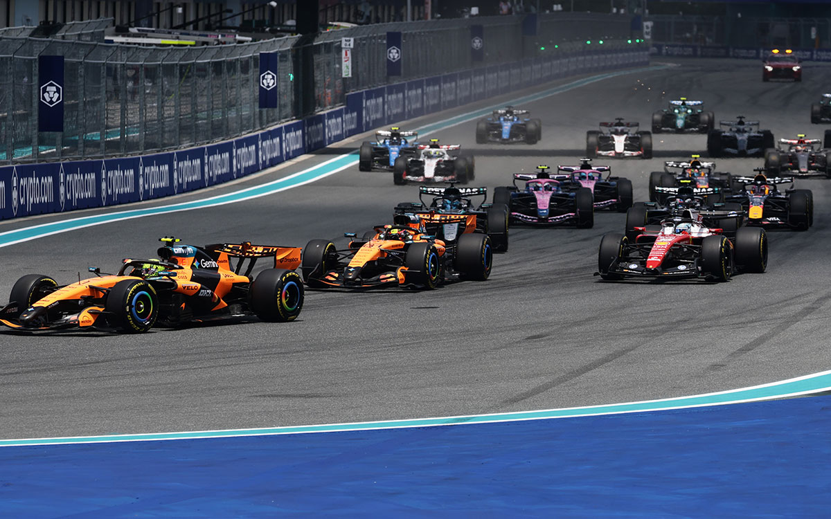 2026年F1迈阿密大奖赛冲刺赛发车后,诺里斯领跑车群驶向弯角