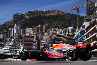 2021年F1摩纳哥大奖赛一练，马克斯·维斯塔潘驾驶红牛驶过蒙特卡洛市街赛道新减速弯