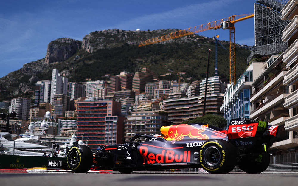 2021年F1摩纳哥大奖赛一练，马克斯·维斯塔潘驾驶红牛驶过蒙特卡洛市街赛道新减速弯