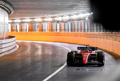 2022年F1摩纳哥大奖赛一练，塞恩斯驾驶法拉利穿过蒙特卡洛市街赛道隧道