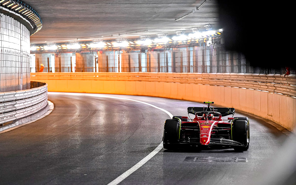 2022年F1摩纳哥大奖赛一练，塞恩斯驾驶法拉利穿过蒙特卡洛市街赛道隧道
