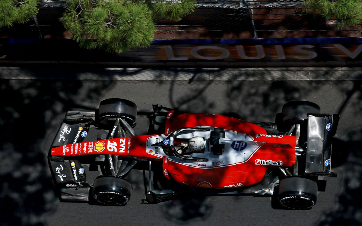 2026年F1摩纳哥大奖赛一练，勒克莱尔驾驶法拉利驶过树影斑驳的蒙特卡洛市街赛道