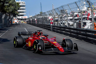 2022年F1摩纳哥大奖赛二练，勒克莱尔驾驶法拉利在蒙特卡洛市街赛道行驶