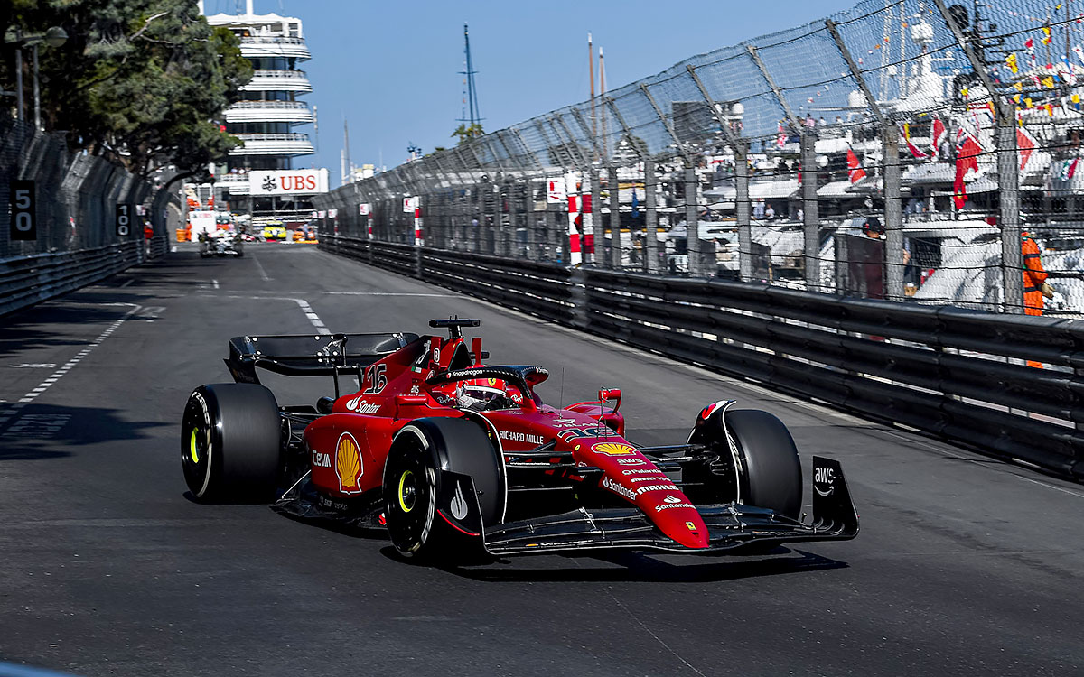 2022年F1摩纳哥大奖赛二练，勒克莱尔驾驶法拉利在蒙特卡洛市街赛道行驶