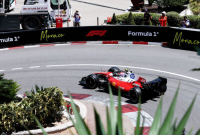 2026年F1摩纳哥大奖赛二练，汉密尔顿的法拉利SF-26驶过费尔蒙发夹弯