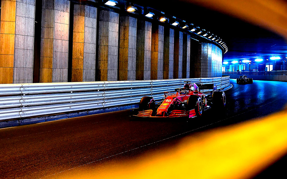 2021年F1摩纳哥大奖赛，夏尔·勒克莱尔驾驶法拉利驶过蒙特卡洛市街赛道隧道段