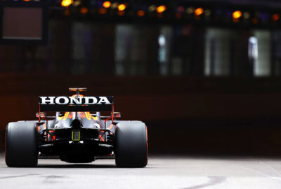 2021年F1摩纳哥大奖赛三练，驶向蒙特卡洛市街赛道隧道段的马克斯·维斯塔潘（红牛）