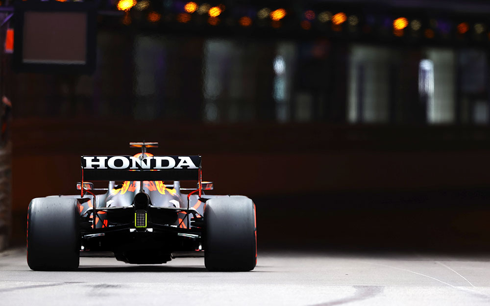 2021年F1摩纳哥大奖赛三练，驶向蒙特卡洛市街赛道隧道段的马克斯·维斯塔潘（红牛）