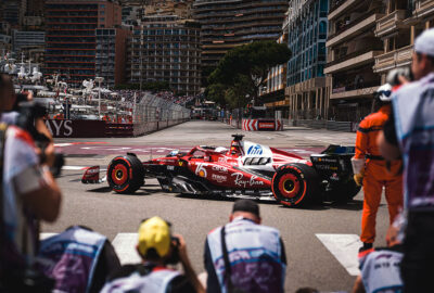 2025年F1摩纳哥大奖赛三练，勒克莱尔驾驶法拉利通过新发卡弯