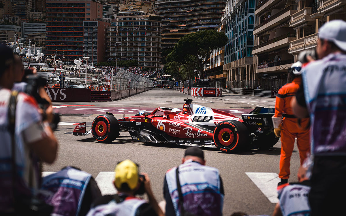 2025年F1摩纳哥大奖赛三练，勒克莱尔驾驶法拉利通过新发卡弯