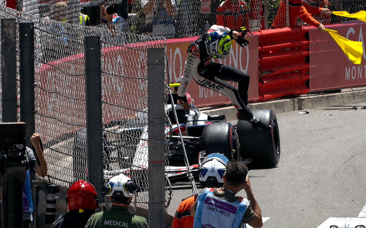 2026年F1摩纳哥大奖赛三练,贝尔曼从撞坏的赛车中跳出