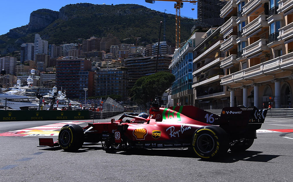 2021年F1摩纳哥大奖赛，夏尔·勒克莱尔驾驶法拉利通过蒙特卡洛市街赛道新减速弯