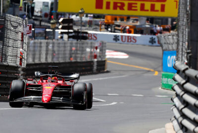 2022年F1摩纳哥大奖赛排位赛，勒克莱尔驾驶16号法拉利赛车通过街道赛道