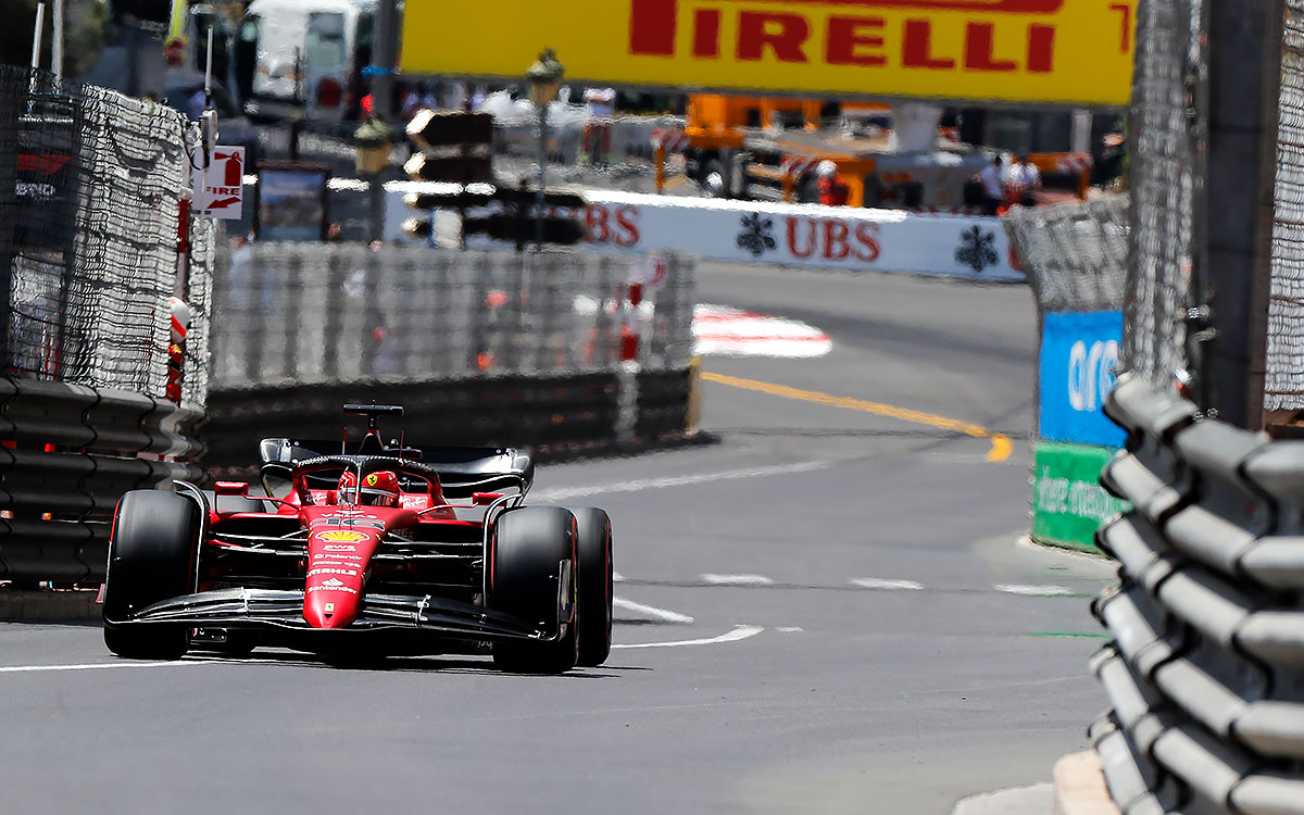 2022年F1摩纳哥大奖赛排位赛，勒克莱尔驾驶16号法拉利赛车通过街道赛道