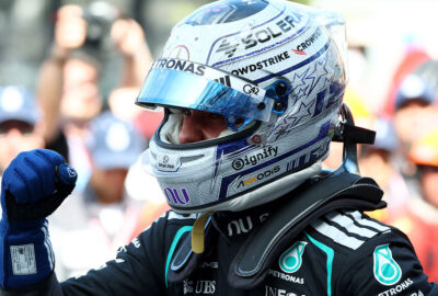 2026年F1摩纳哥大奖赛排位赛，夺得杆位的安东内利握拳庆祝