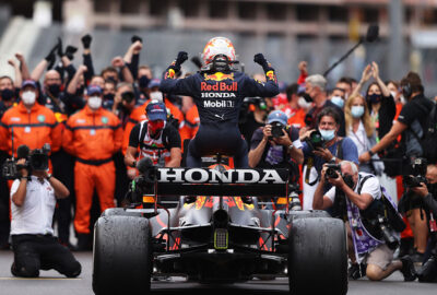 2021年F1摩纳哥大奖赛正赛，跨骑在红牛RB16B上庆祝个人首场摩纳哥胜利的马克斯·维斯塔潘