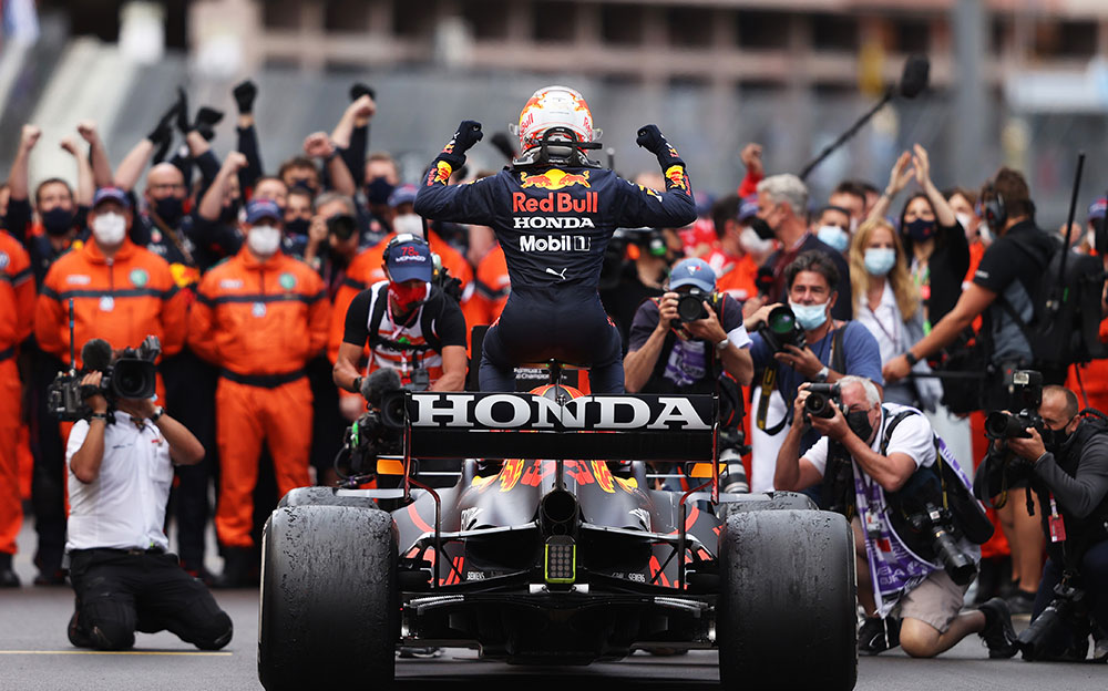2021年F1摩纳哥大奖赛正赛，跨骑在红牛RB16B上庆祝个人首场摩纳哥胜利的马克斯·维斯塔潘