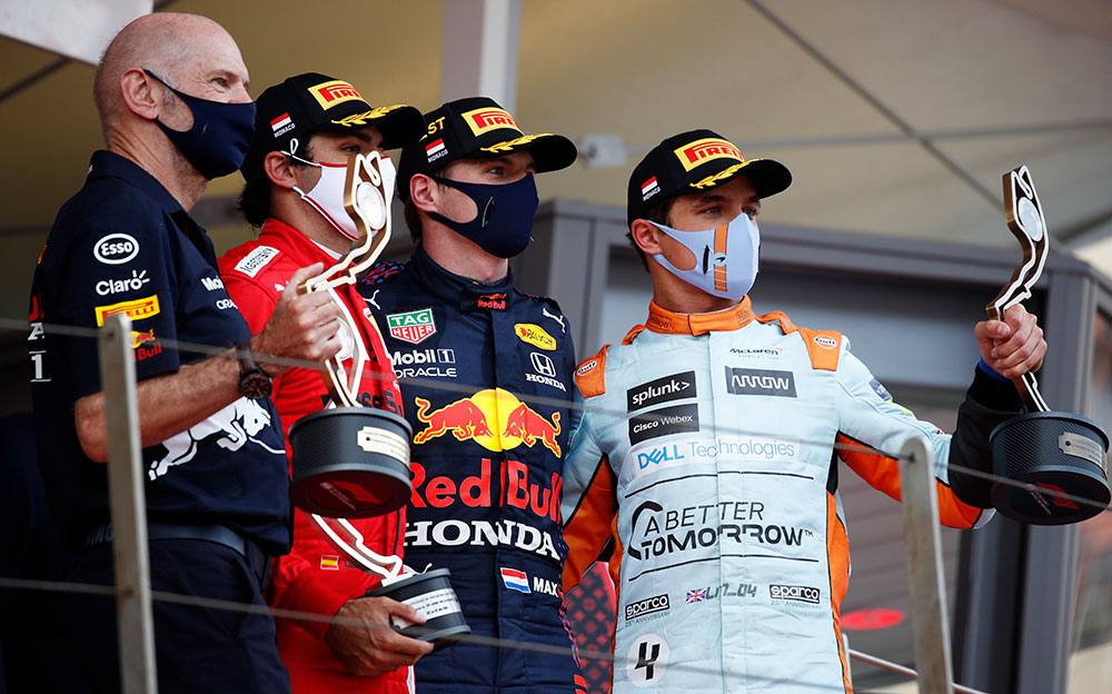 2021年F1摩纳哥大奖赛正赛,登上领奖台的阿德里安·纽维与维斯塔潘(红牛)、塞恩斯(法拉利)、诺里斯(迈凯伦)