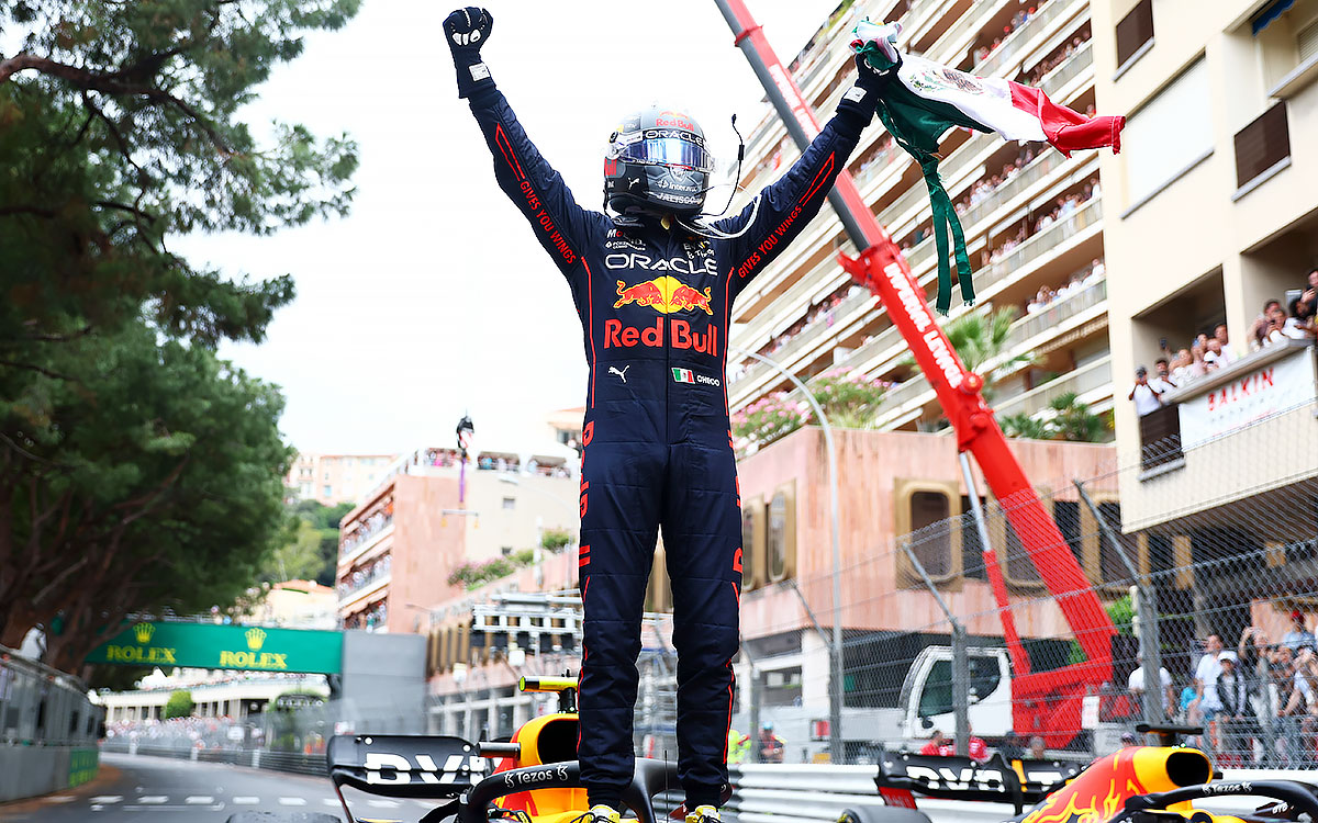 2022年F1摩纳哥大奖赛正赛，夺冠的佩雷兹（红牛）手持墨西哥国旗在赛车上挥拳庆祝
