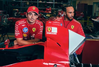 2026年F1意大利大奖赛蒙扎站：汉密尔顿与勒克莱尔身着法拉利特别版队服站在舒马赫历代法拉利F1赛车前