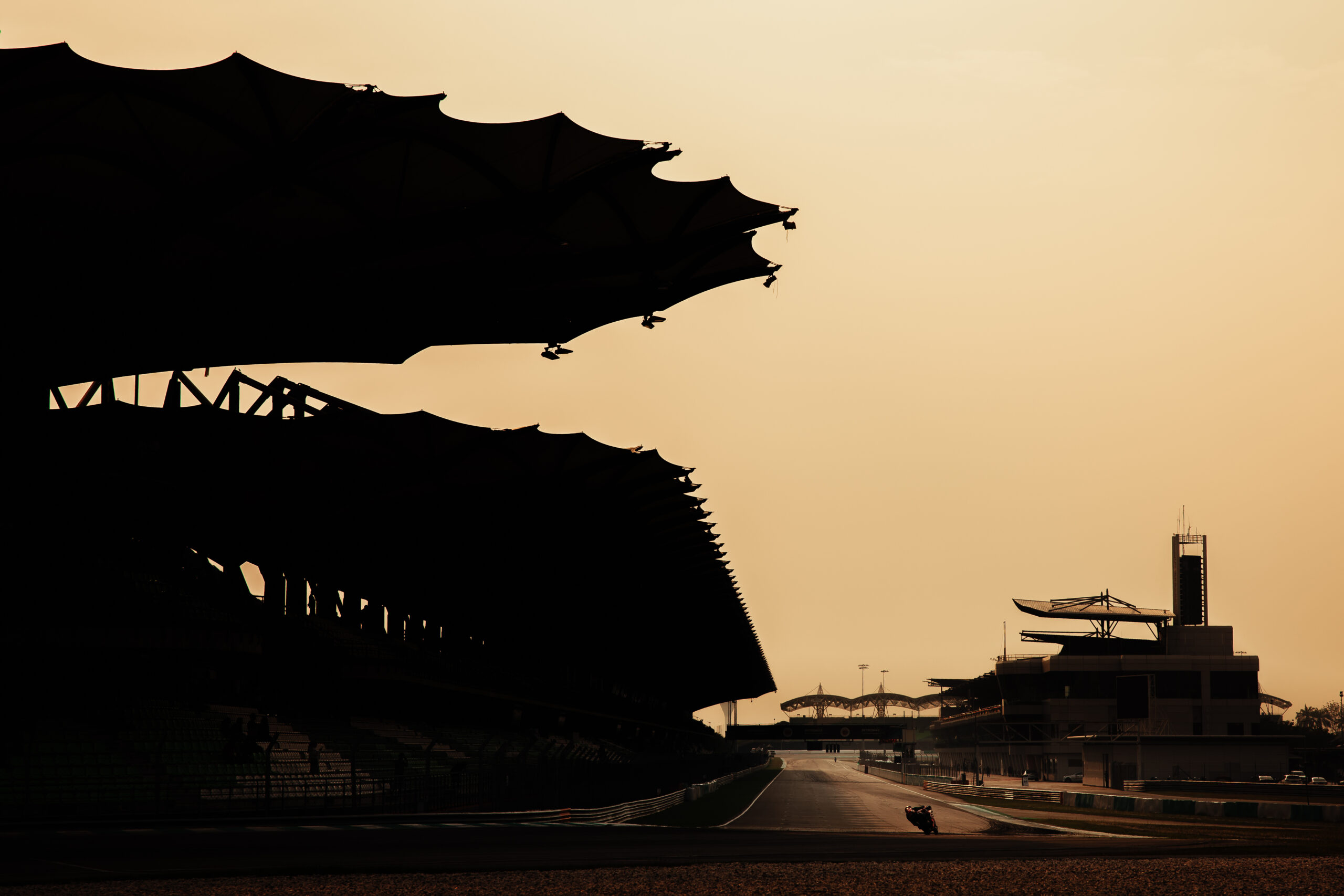 雪邦国际赛道黄昏剪影，MotoGP 2027季前测试举办地