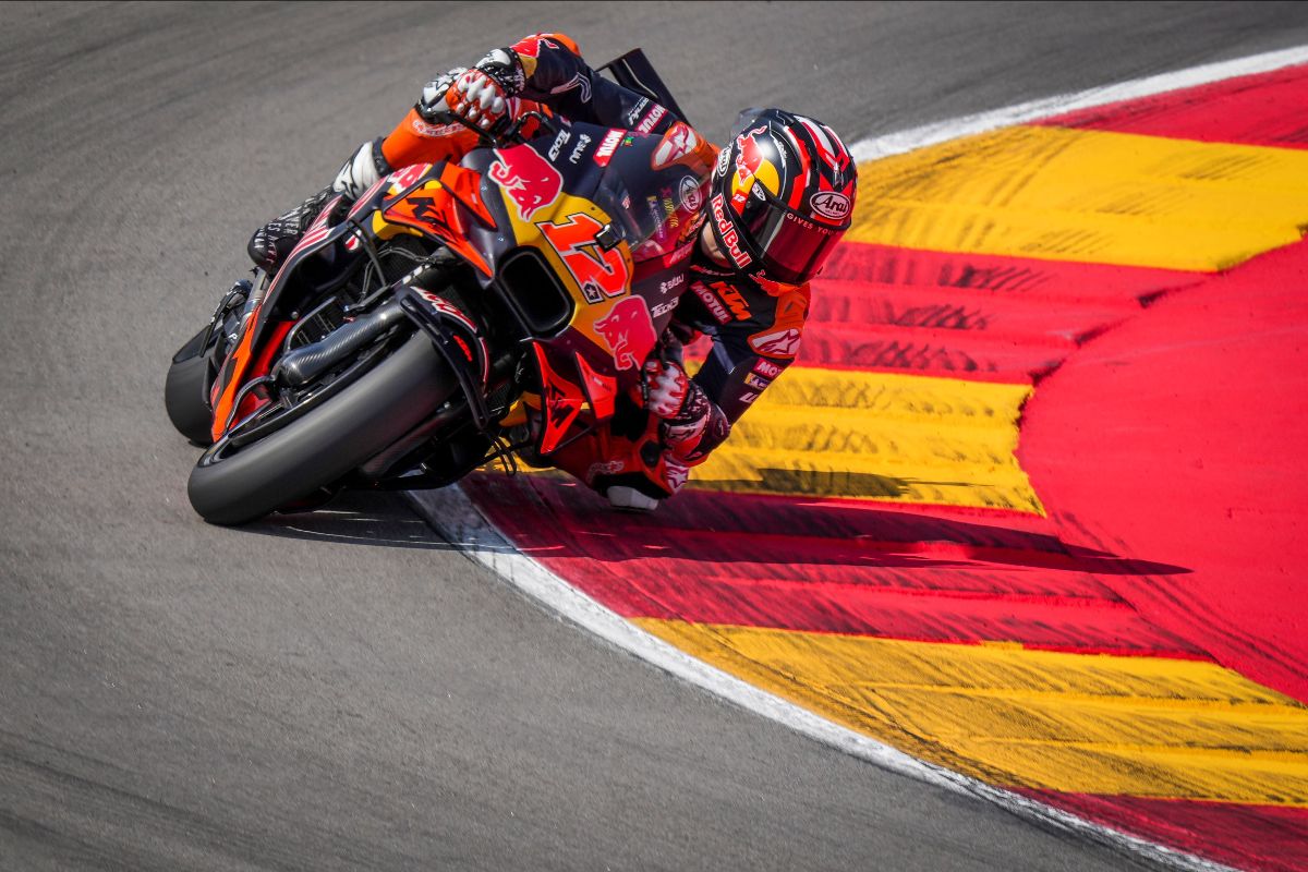 维纳莱斯驾驶KTM RC16赛车出战